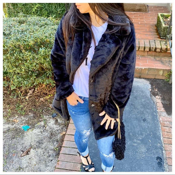 #56 ✨PARIS✨Gorgeous black faux fur jacket with pockets - Picture 2 of 8